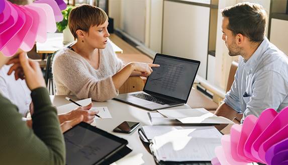 Crowdfunding: qué es, tipos, ventajas y riesgos